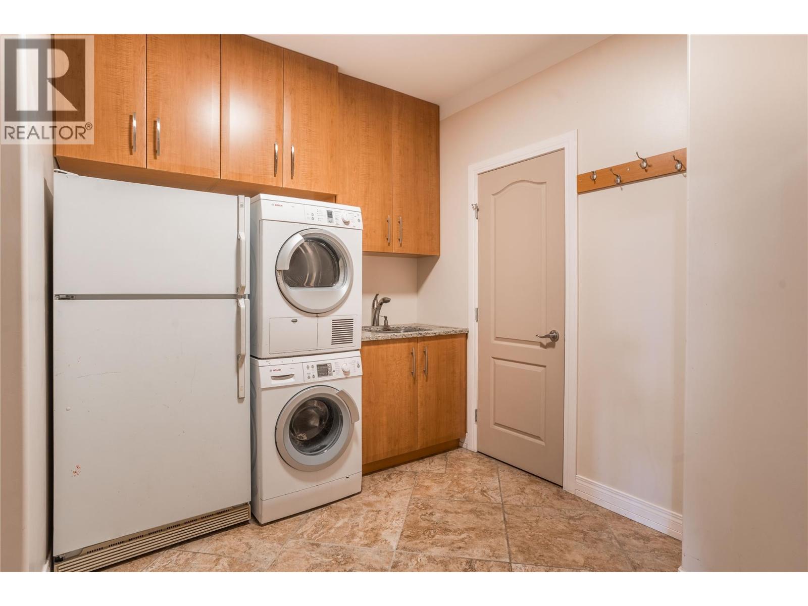 6220 Simpson Road, Summerland
