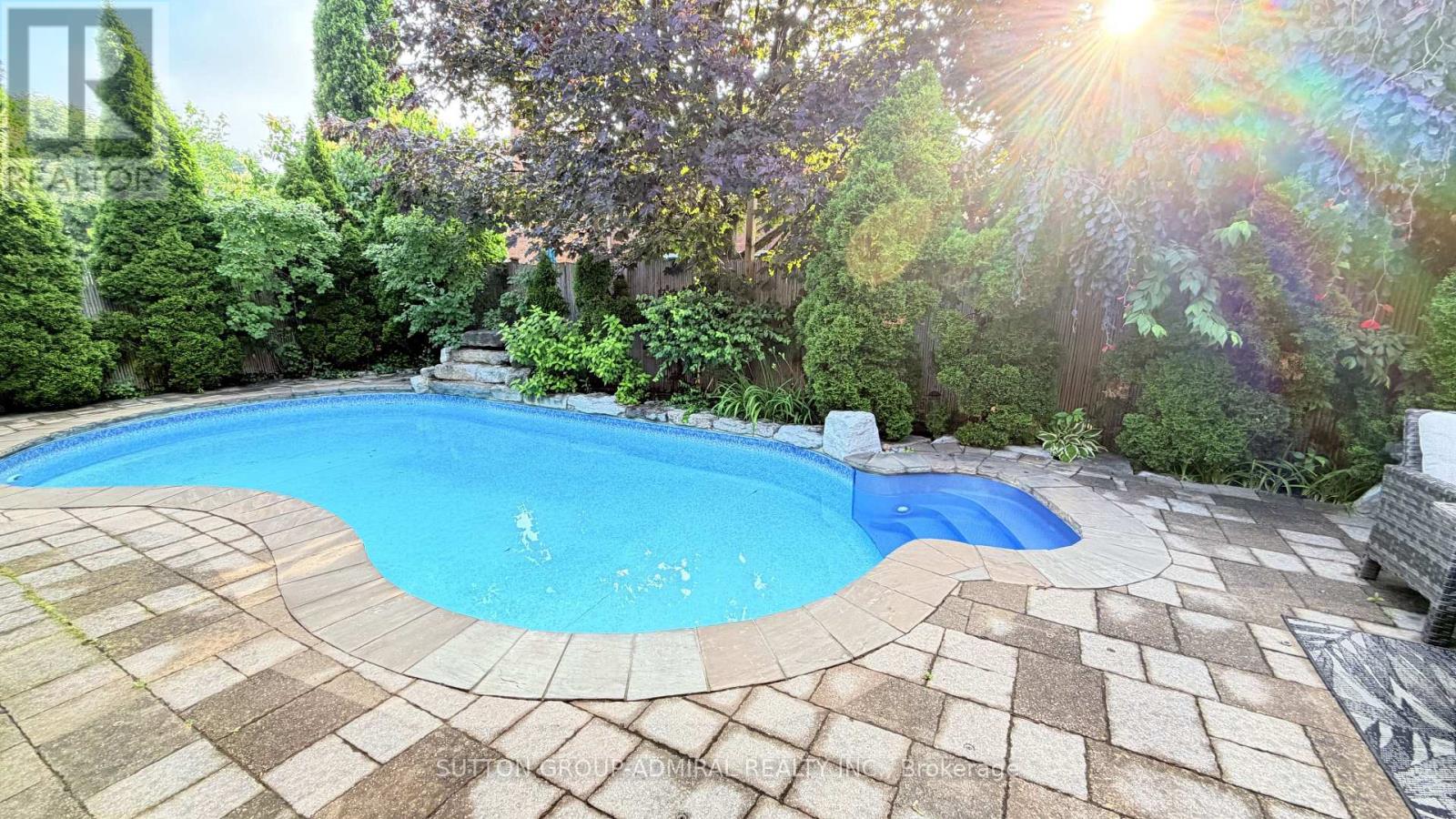 25 GRENADIER CRESCENT - 45