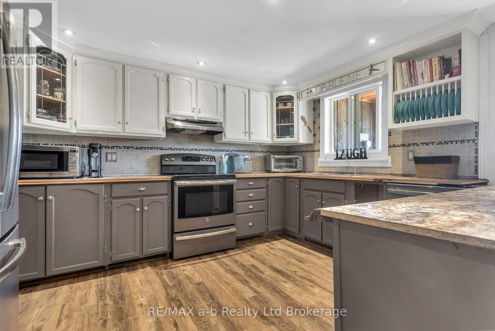18 QUEEN STREET E - 11