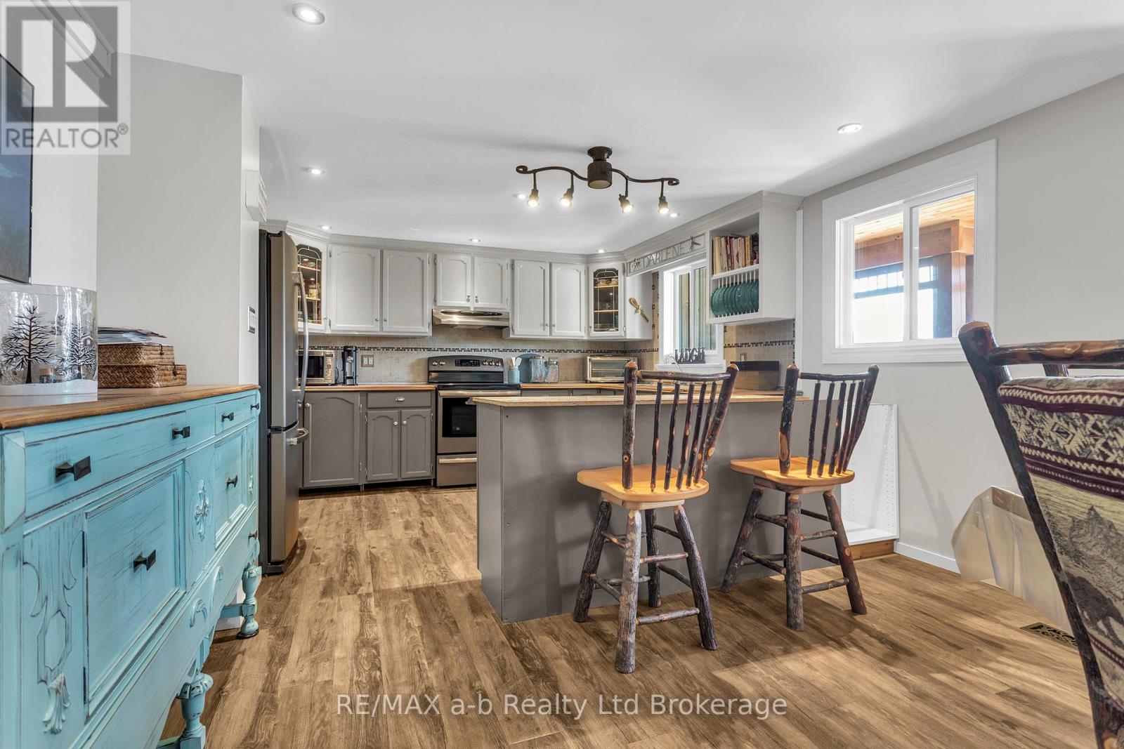 18 QUEEN STREET E - 13
