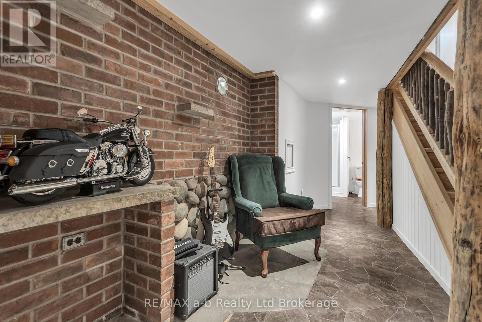 18 QUEEN STREET E - 29