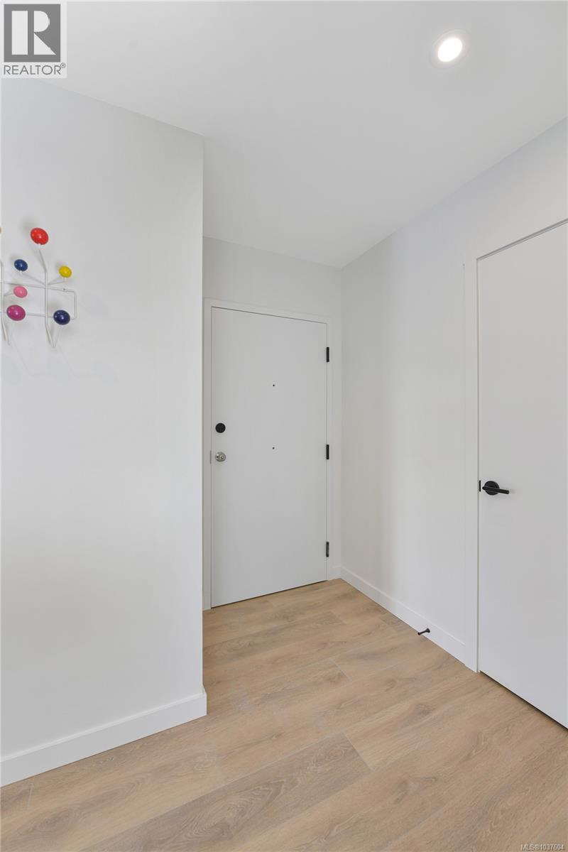 #705 1097 View St - 16