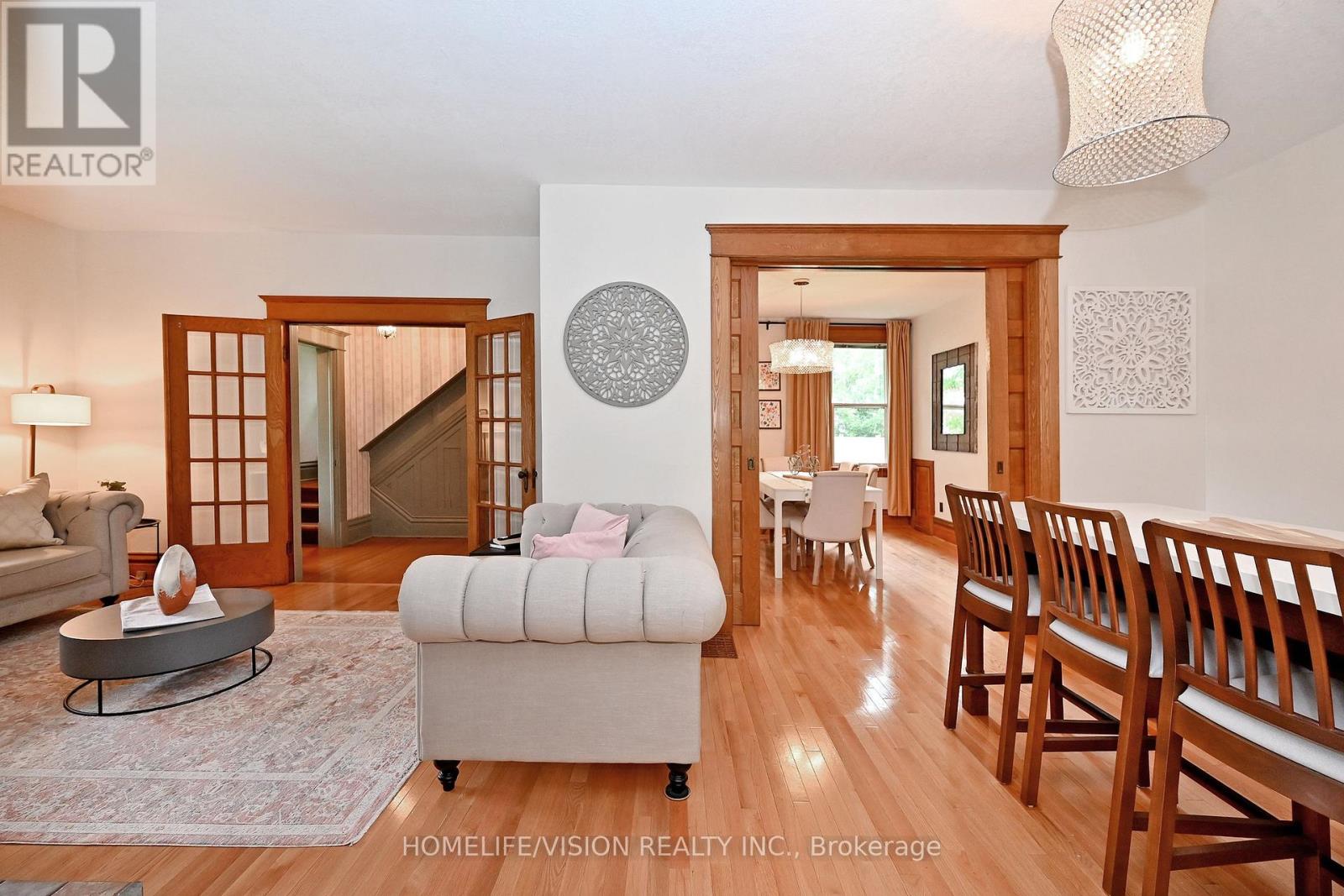 135 ELGIN STREET N - 8