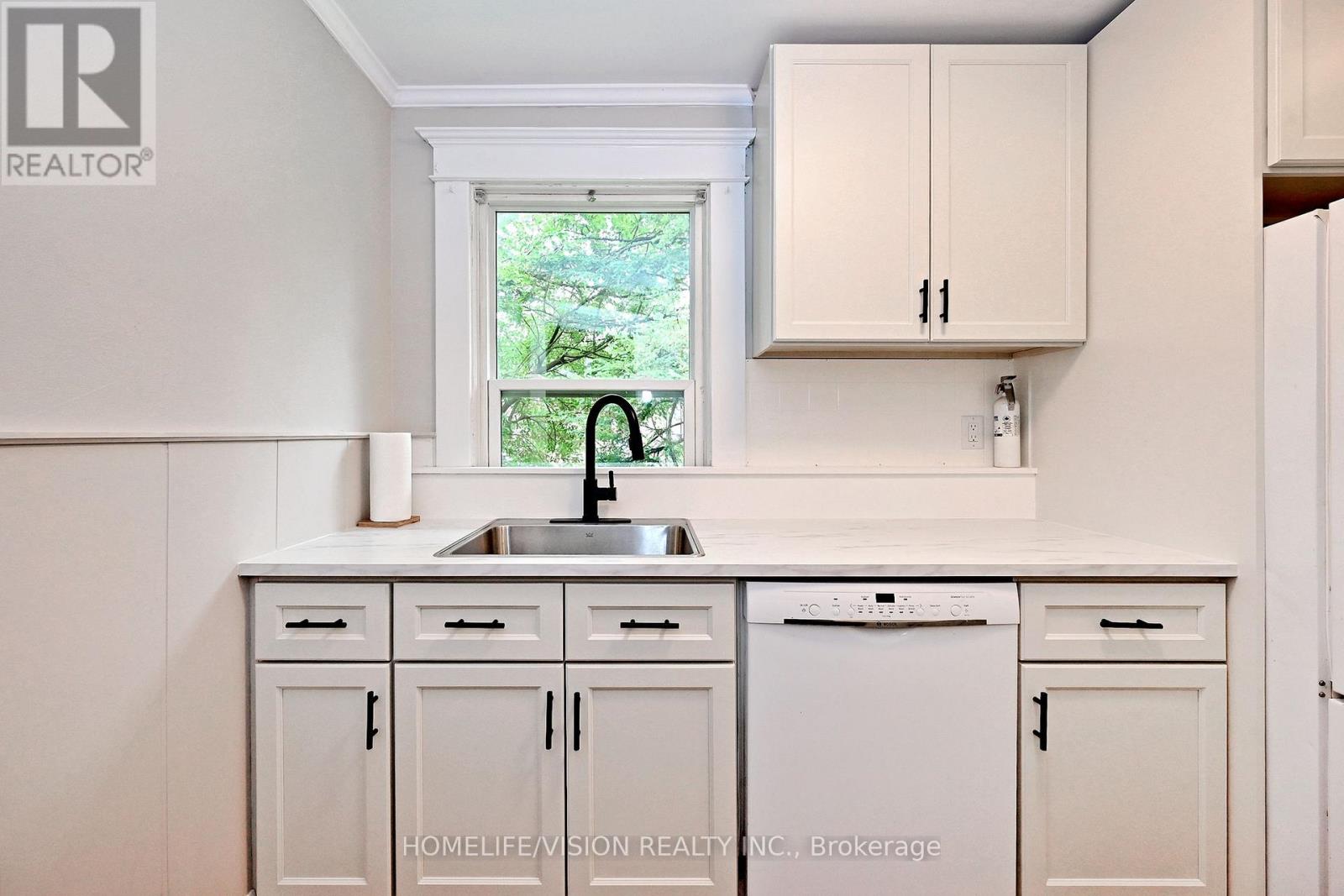 135 ELGIN STREET N - 26