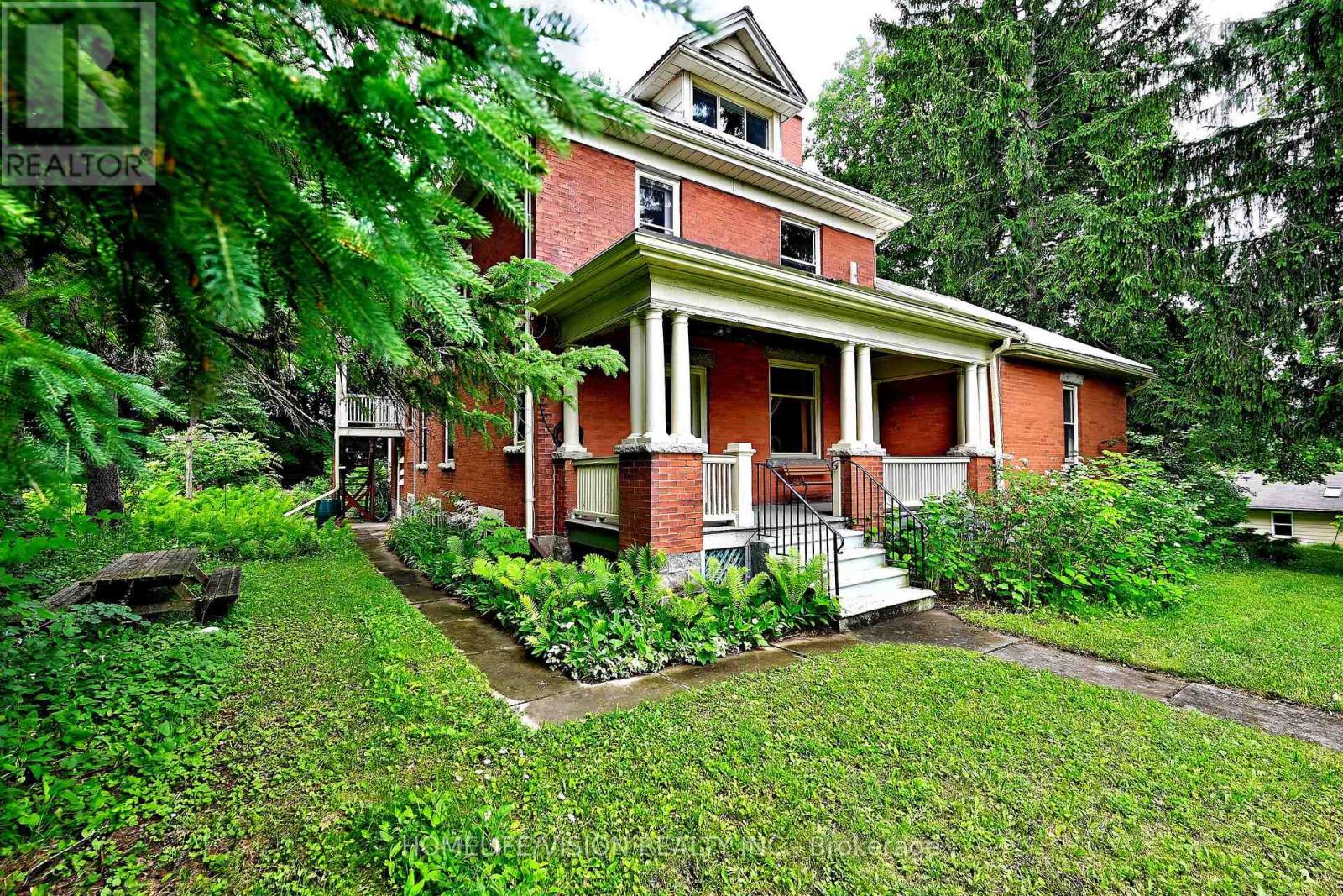 135 ELGIN STREET N - 3