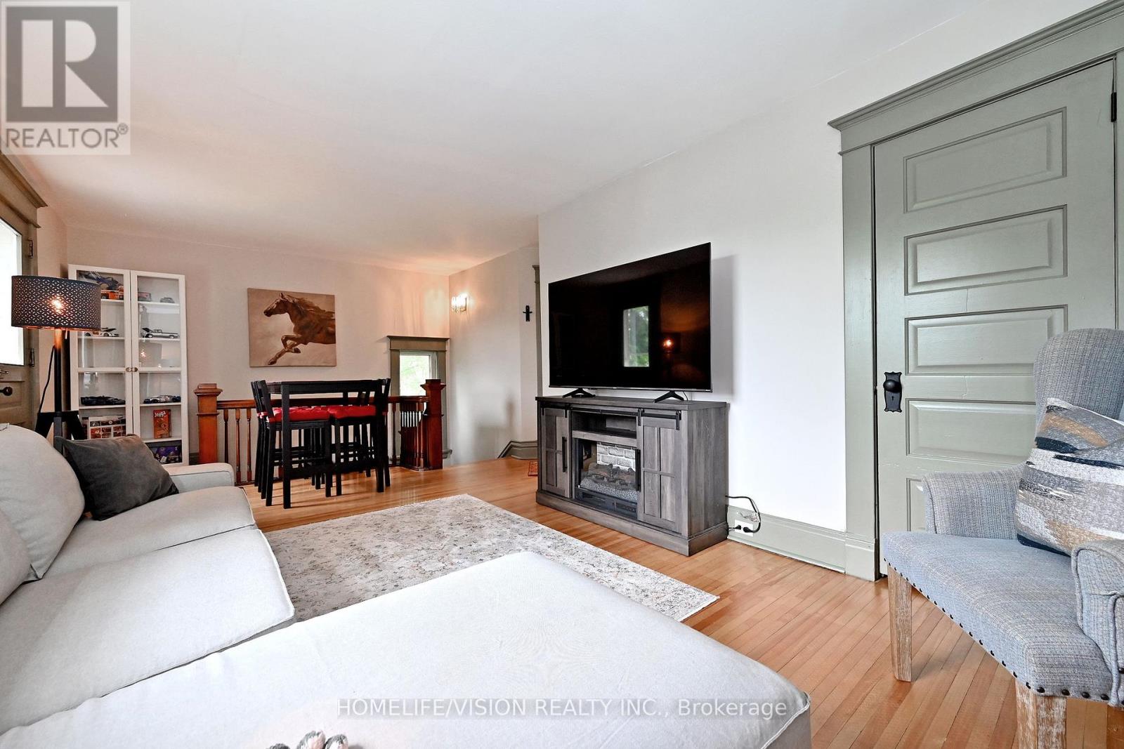 135 ELGIN STREET N - 23