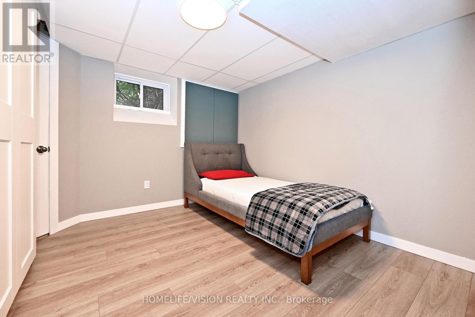 135 ELGIN STREET N - 38