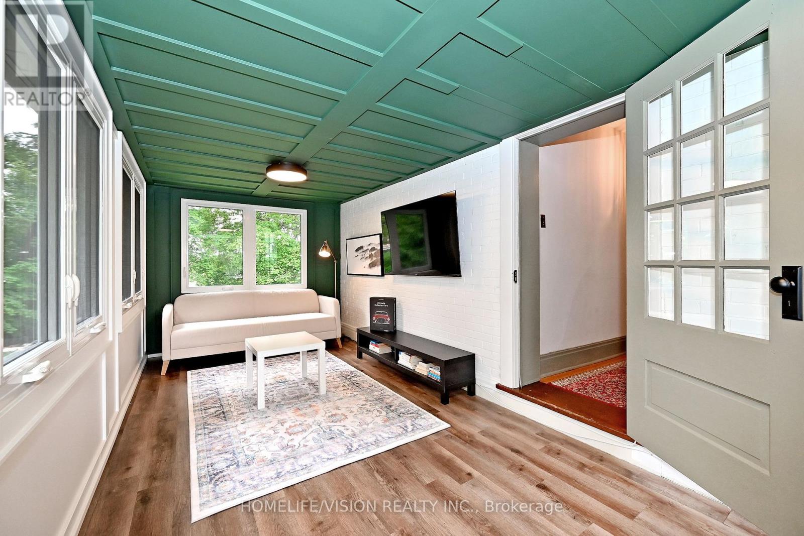 135 ELGIN STREET N - 28