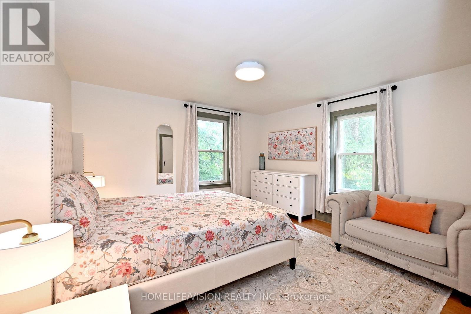 135 ELGIN STREET N - 16