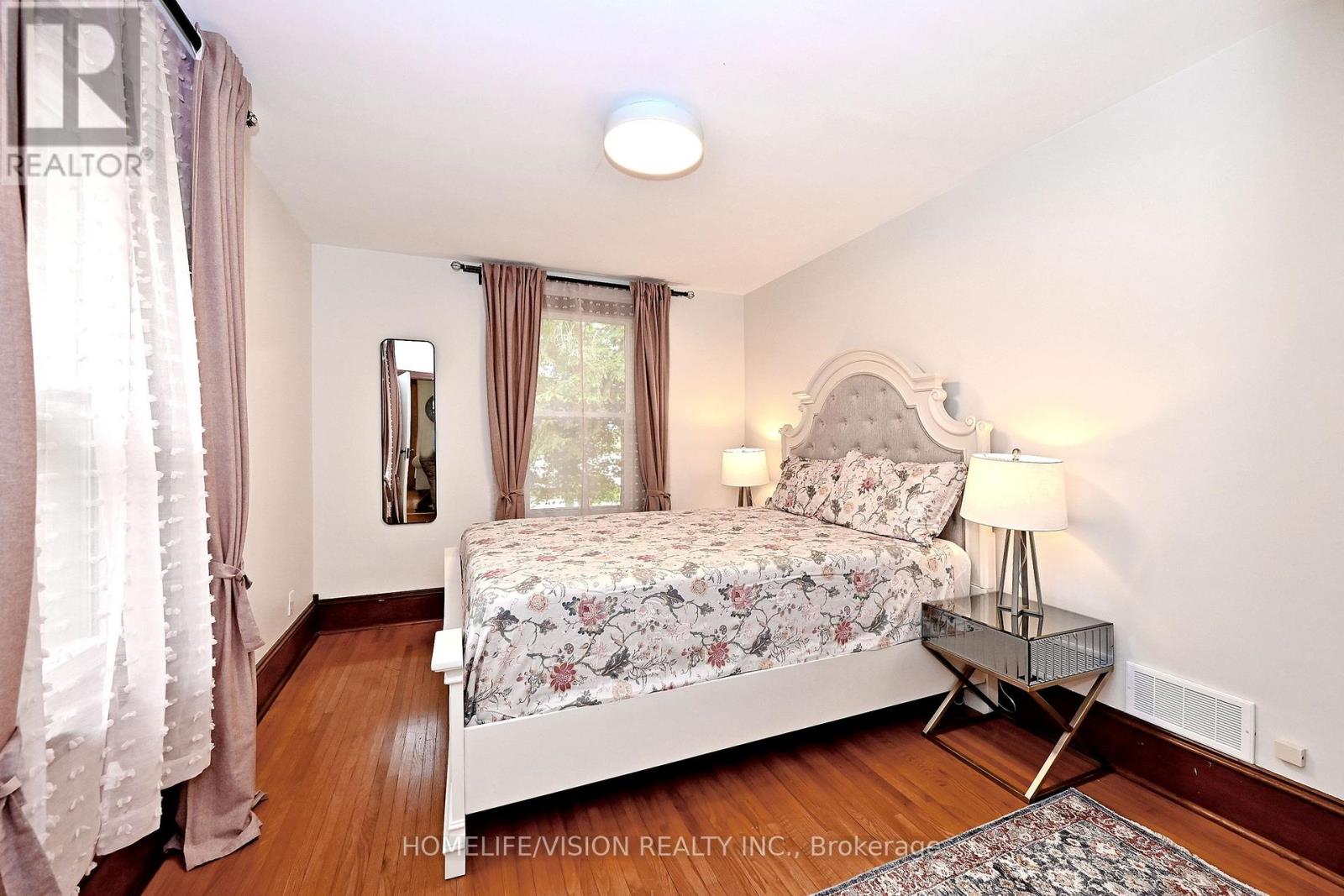 135 ELGIN STREET N - 17