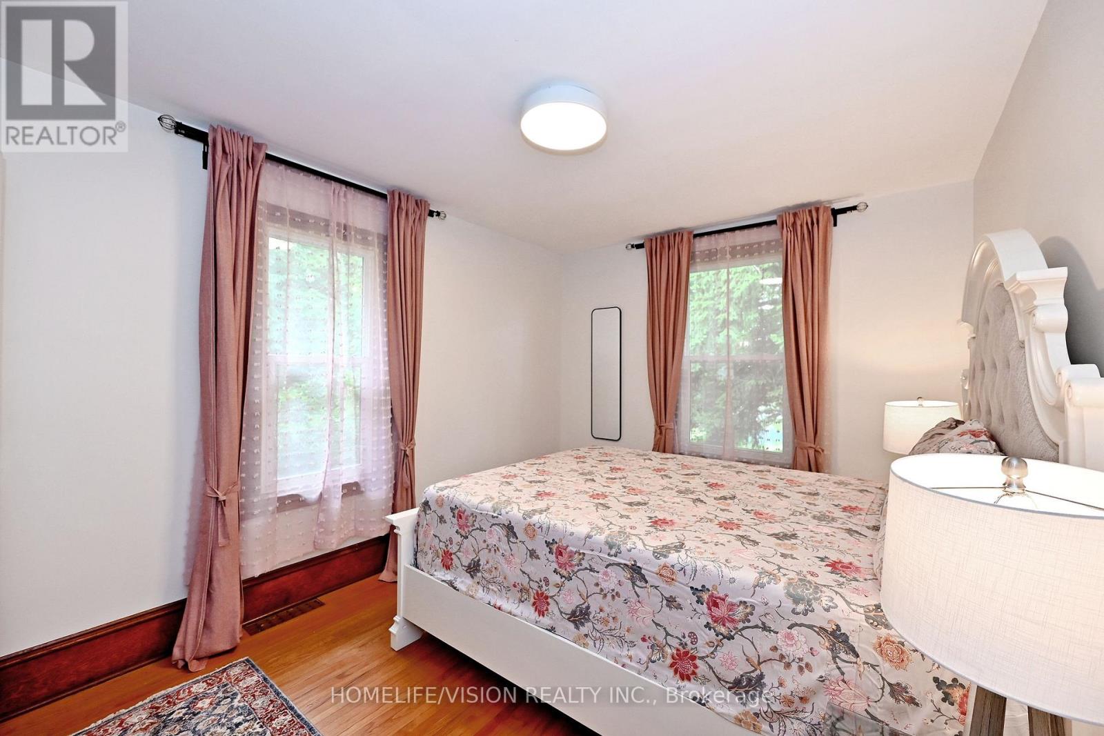 135 ELGIN STREET N - 18