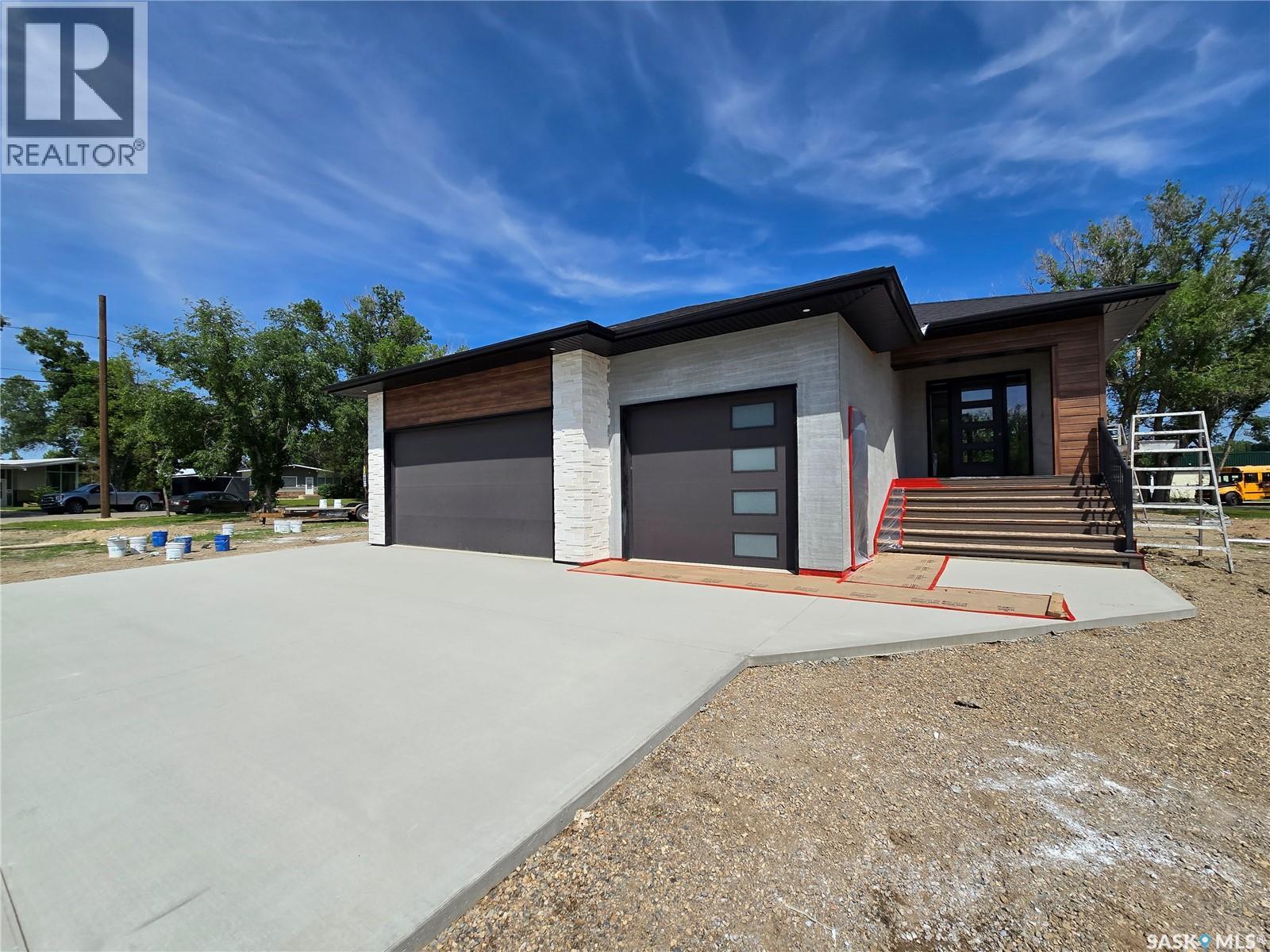 44 KENNEY CRESCENT - 2