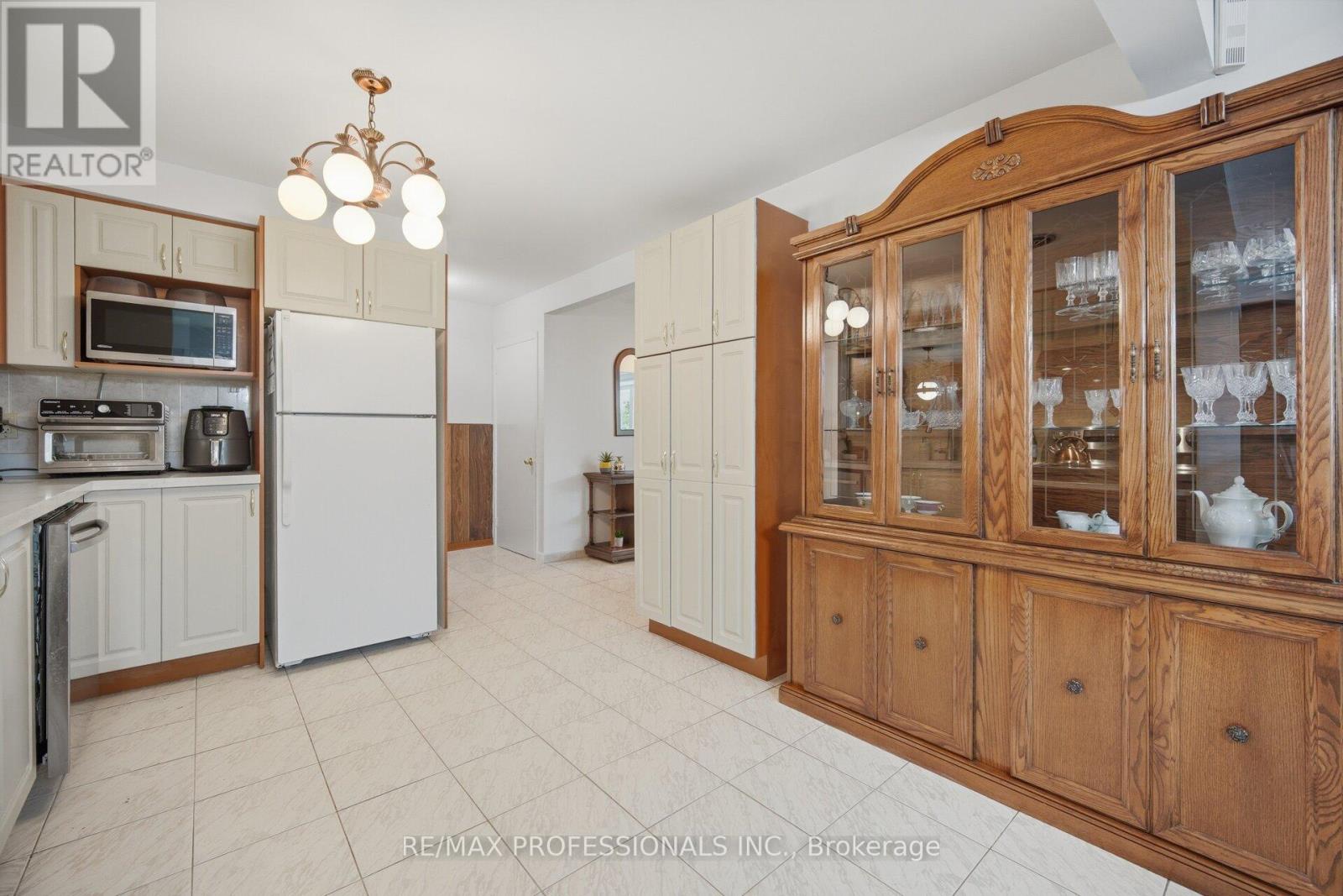 74 RINGWAY CRESCENT - 10