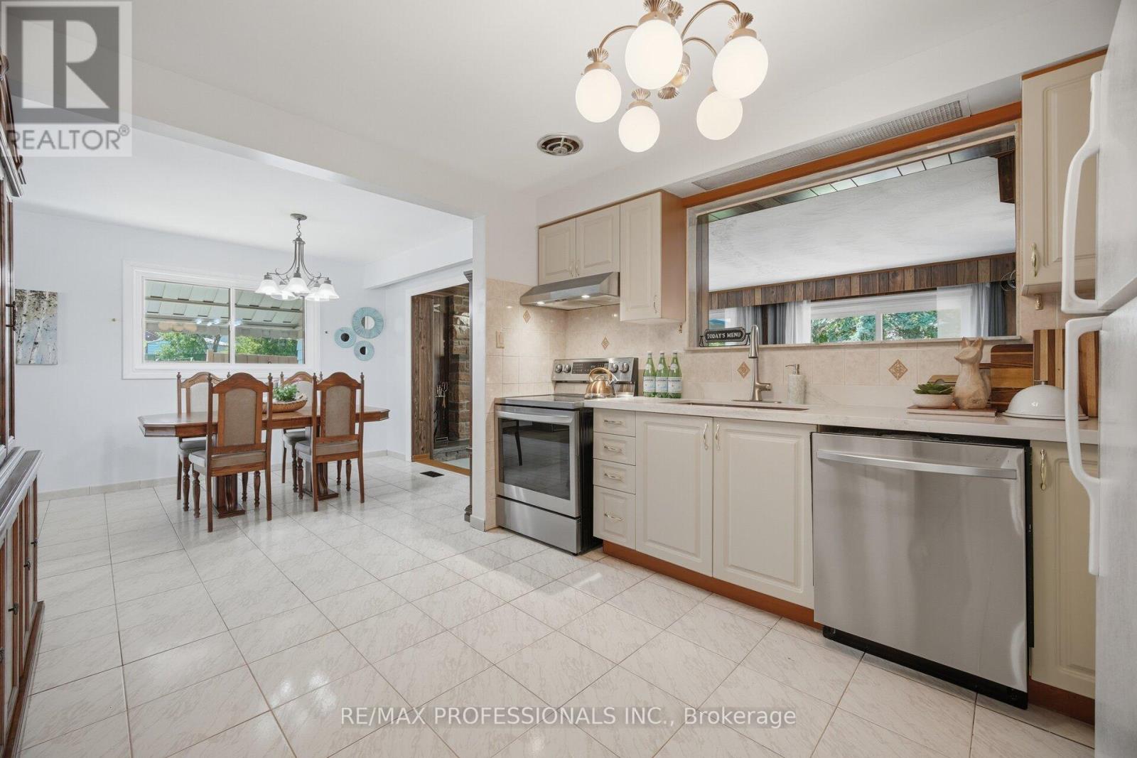 74 RINGWAY CRESCENT - 11