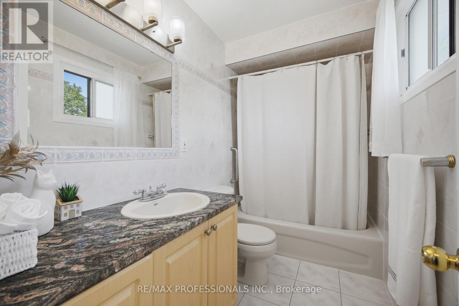 74 RINGWAY CRESCENT - 27