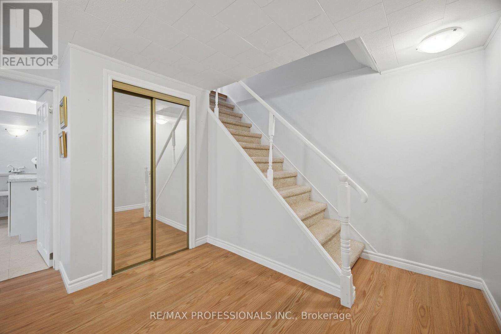 74 RINGWAY CRESCENT - 28