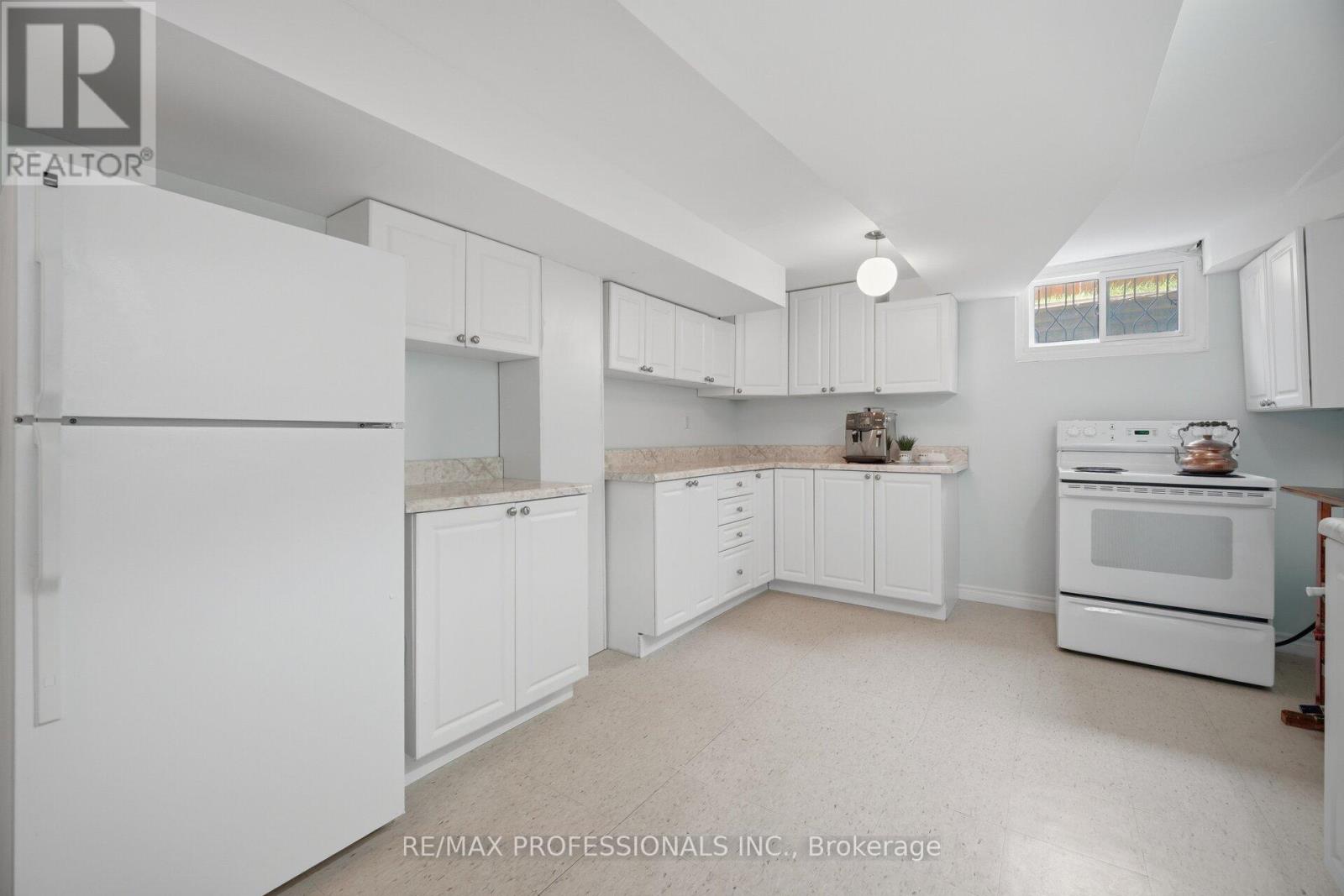 74 RINGWAY CRESCENT - 31