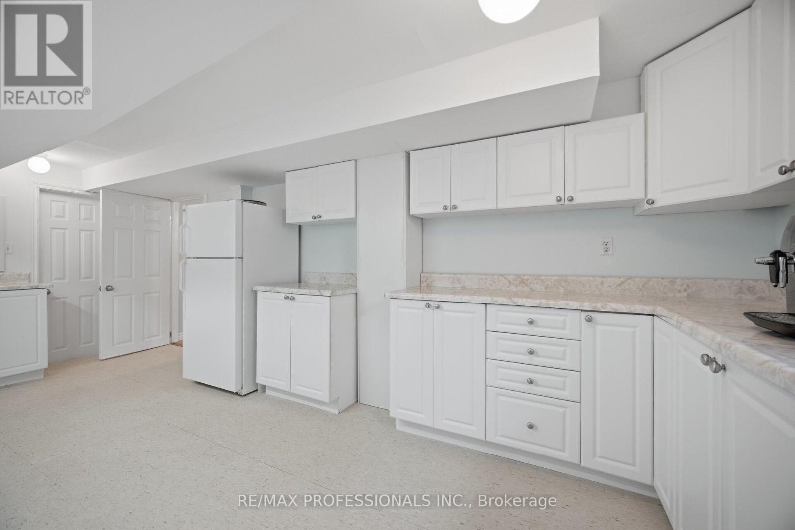 74 RINGWAY CRESCENT - 32