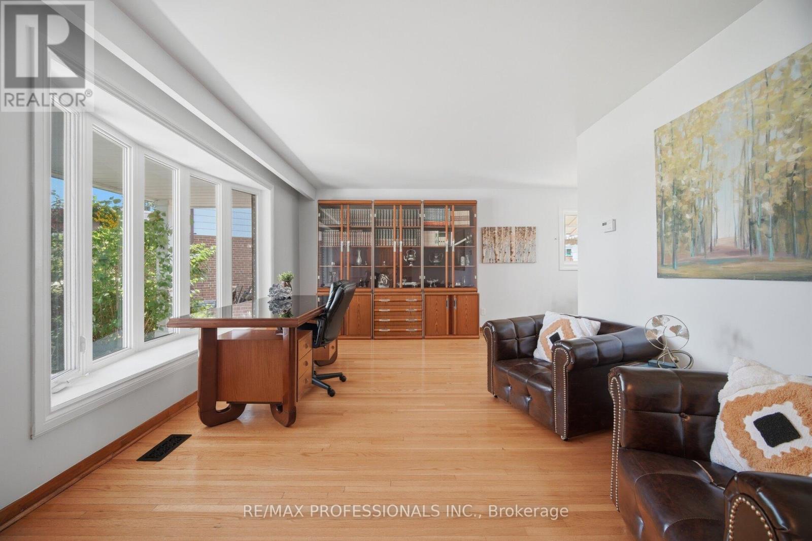 74 RINGWAY CRESCENT - 6