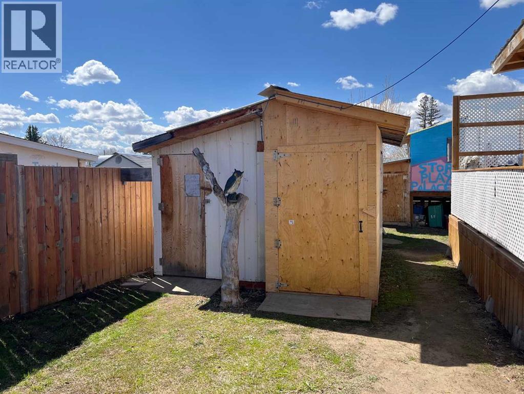324 3 Street W - 32