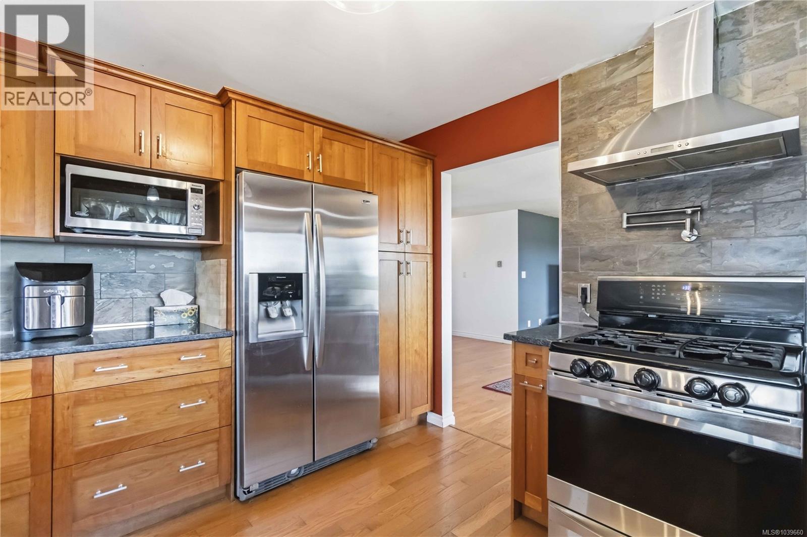 3389 Mary Anne Cres - 5