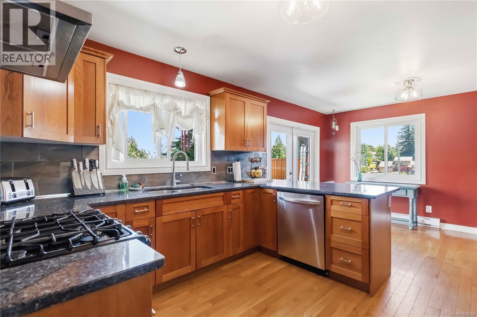 3389 Mary Anne Cres - 2