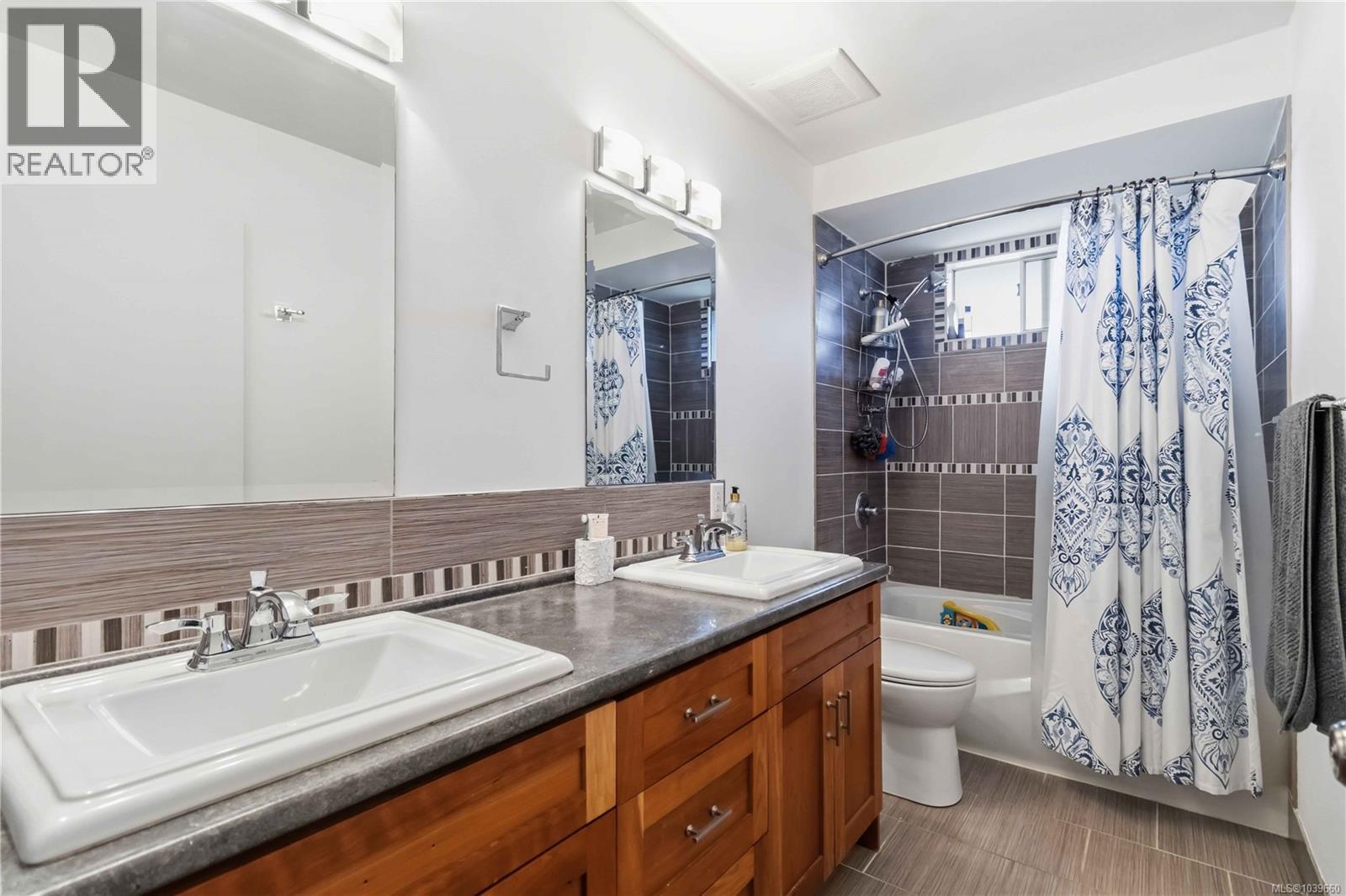 3389 Mary Anne Cres - 25