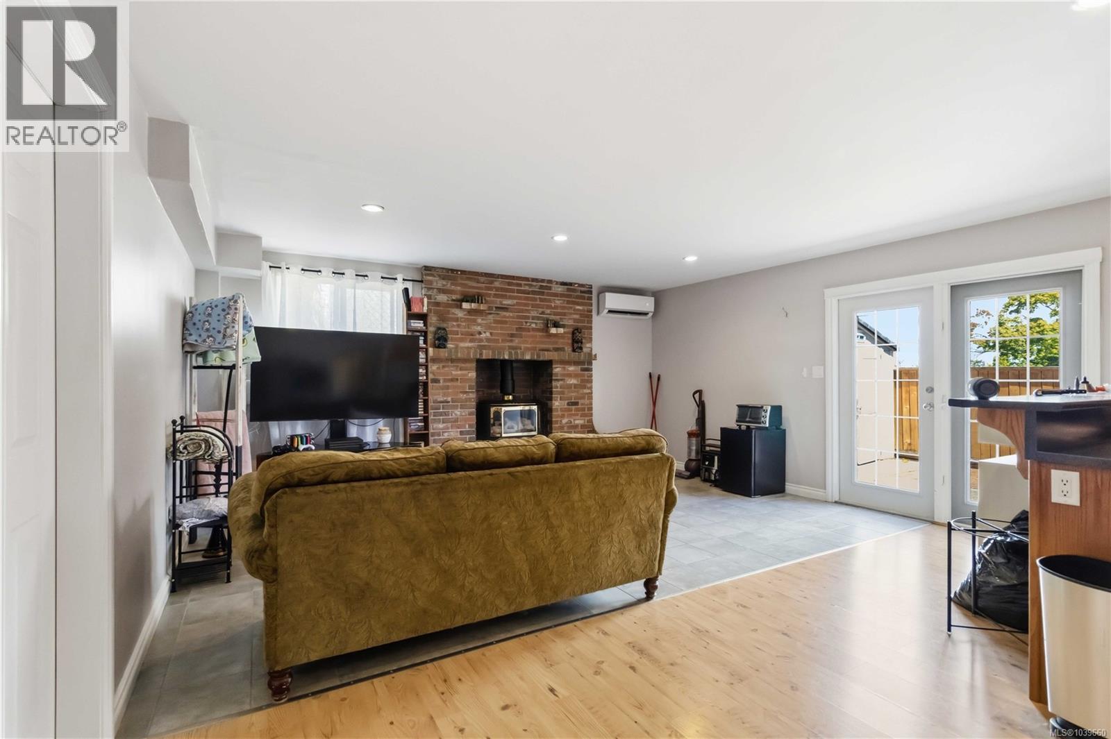 3389 Mary Anne Cres - 26