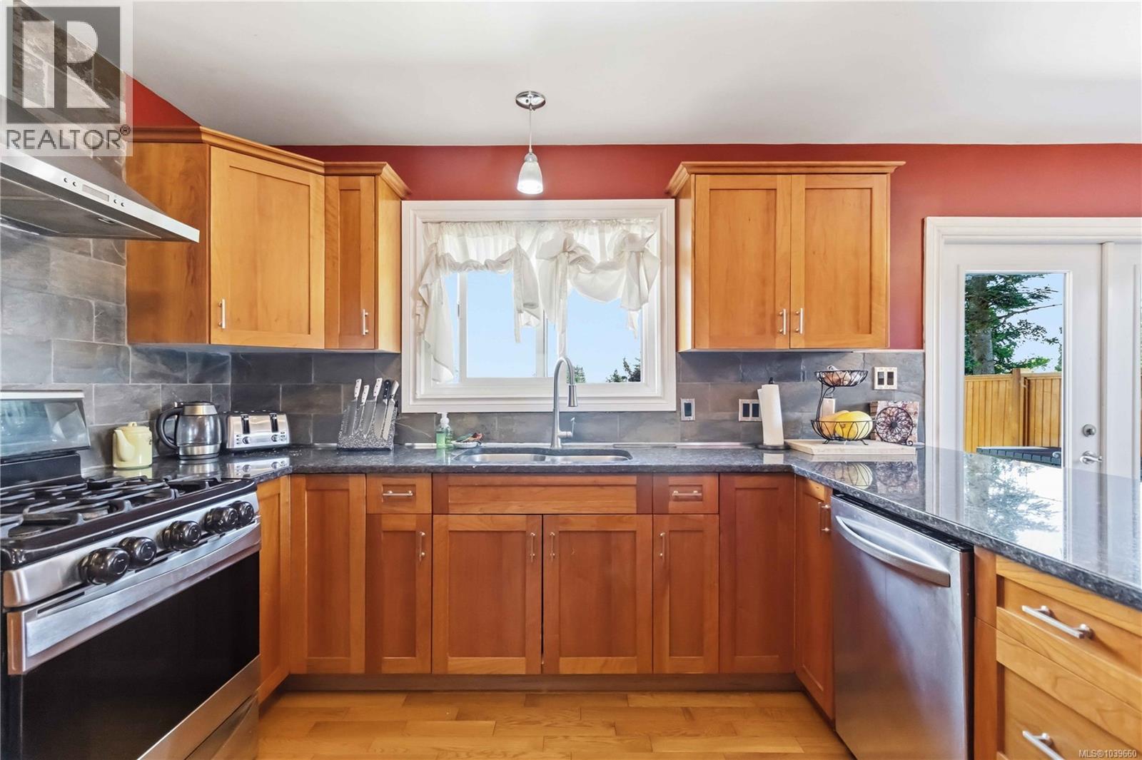 3389 Mary Anne Cres - 3