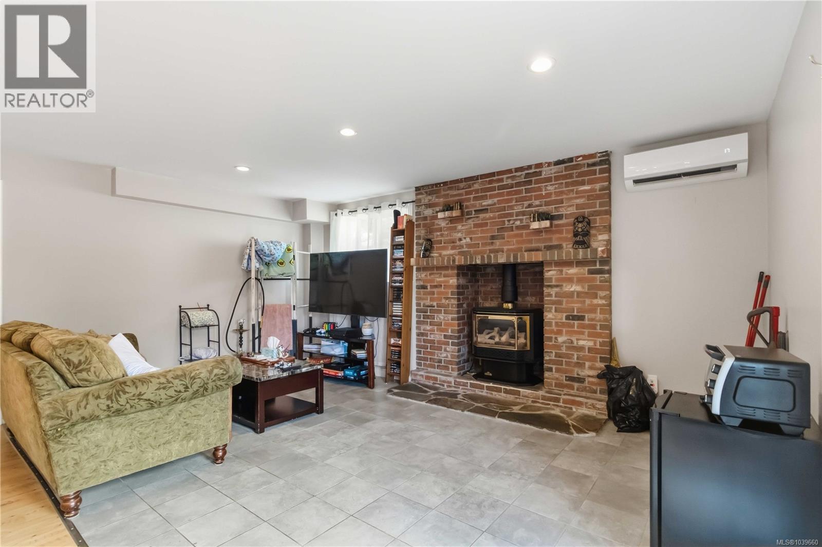 3389 Mary Anne Cres - 27