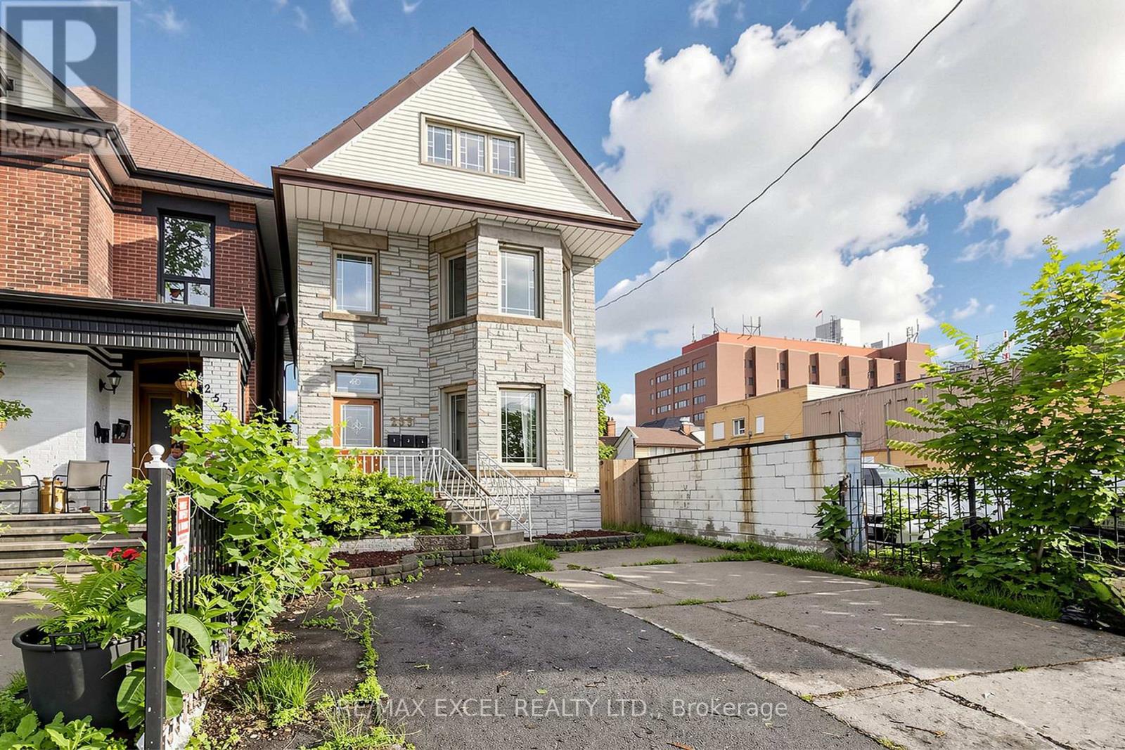259 VICTORIA AVENUE N - 1