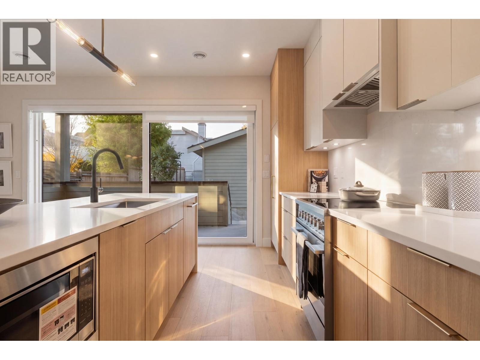 2 1937 TEMPLETON DRIVE, Vancouver