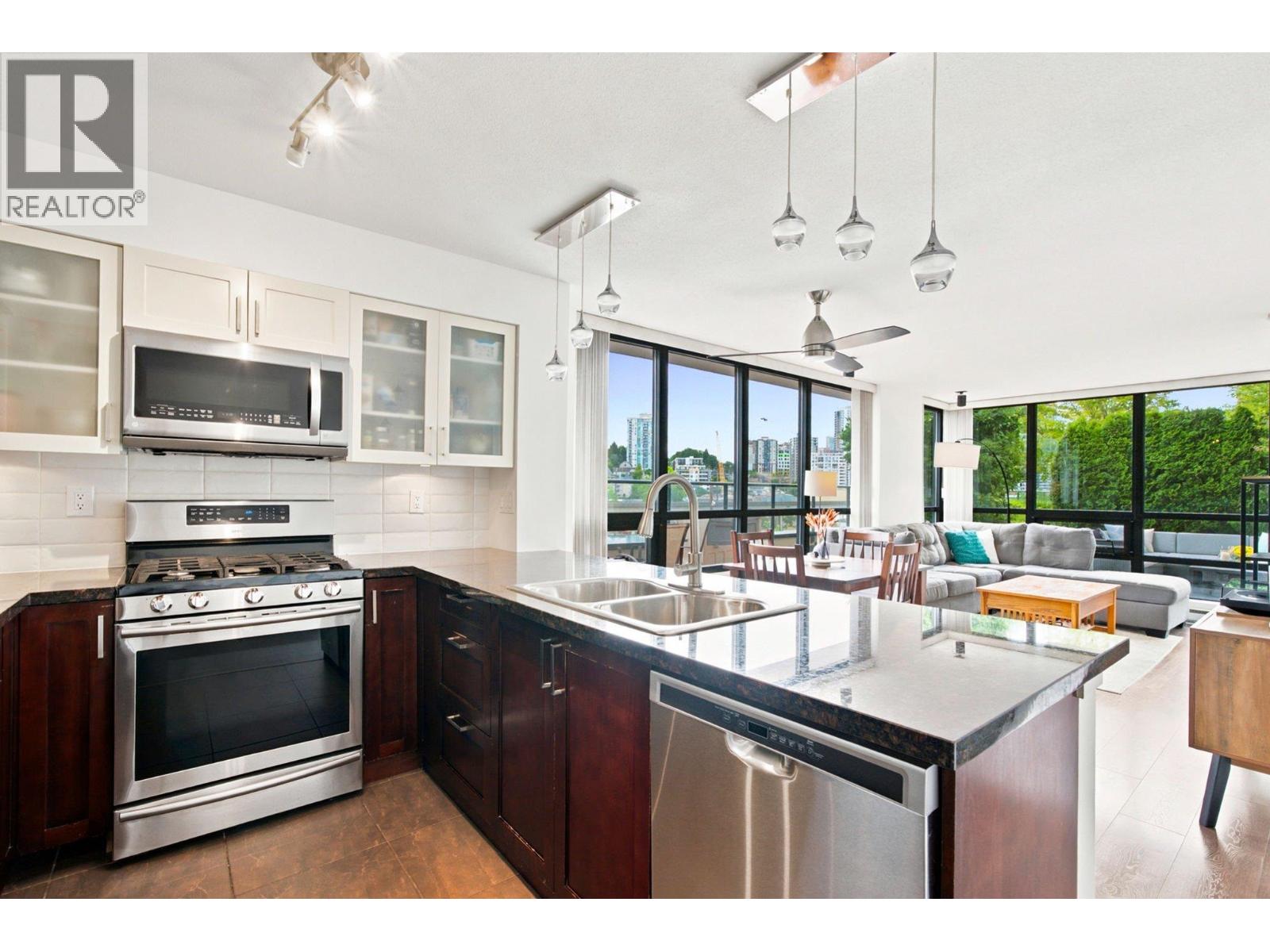 401 1 RENAISSANCE SQUARE, New Westminster