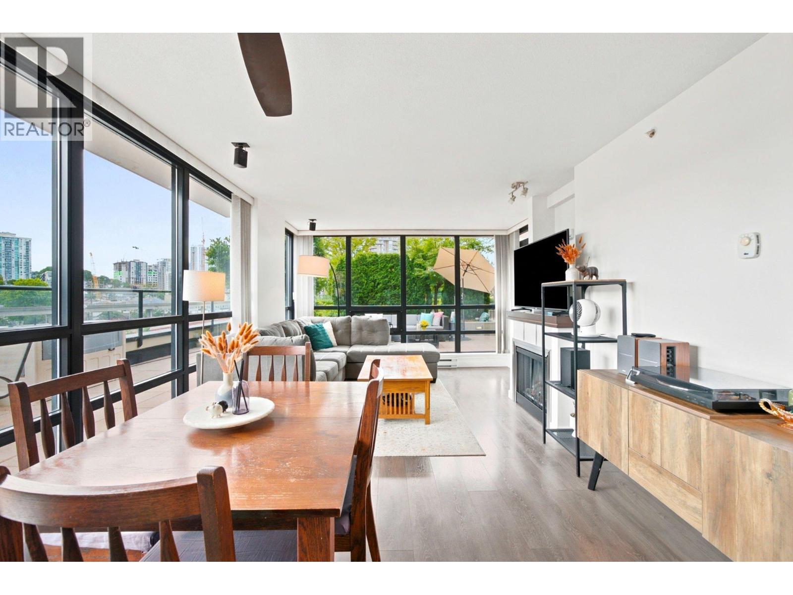 401 1 RENAISSANCE SQUARE, New Westminster