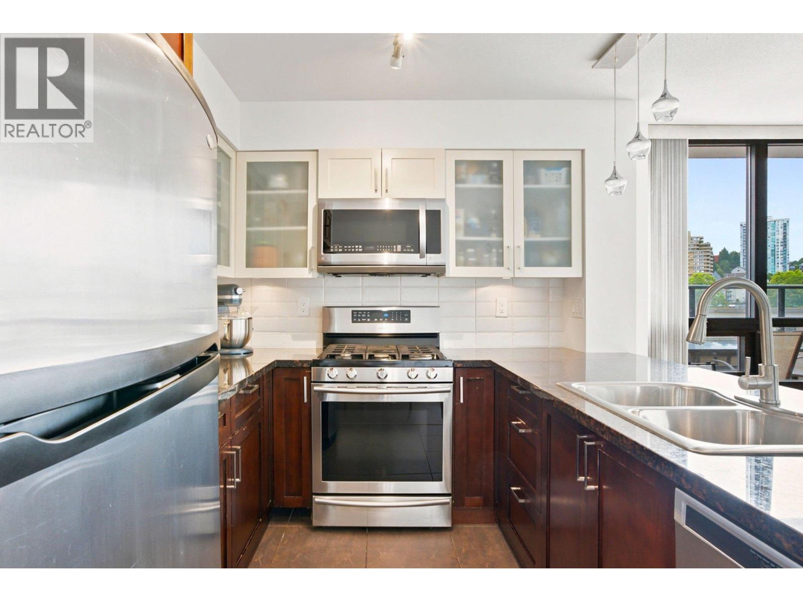 401 1 RENAISSANCE SQUARE, New Westminster