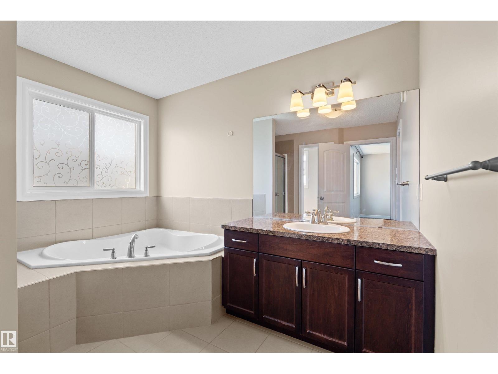11711 16 Ave SW SW - 11