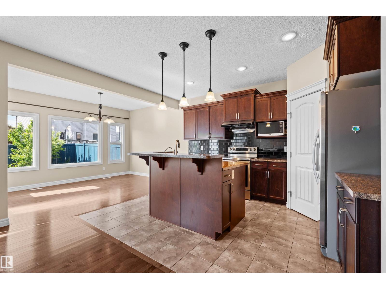 11711 16 Ave SW SW - 2