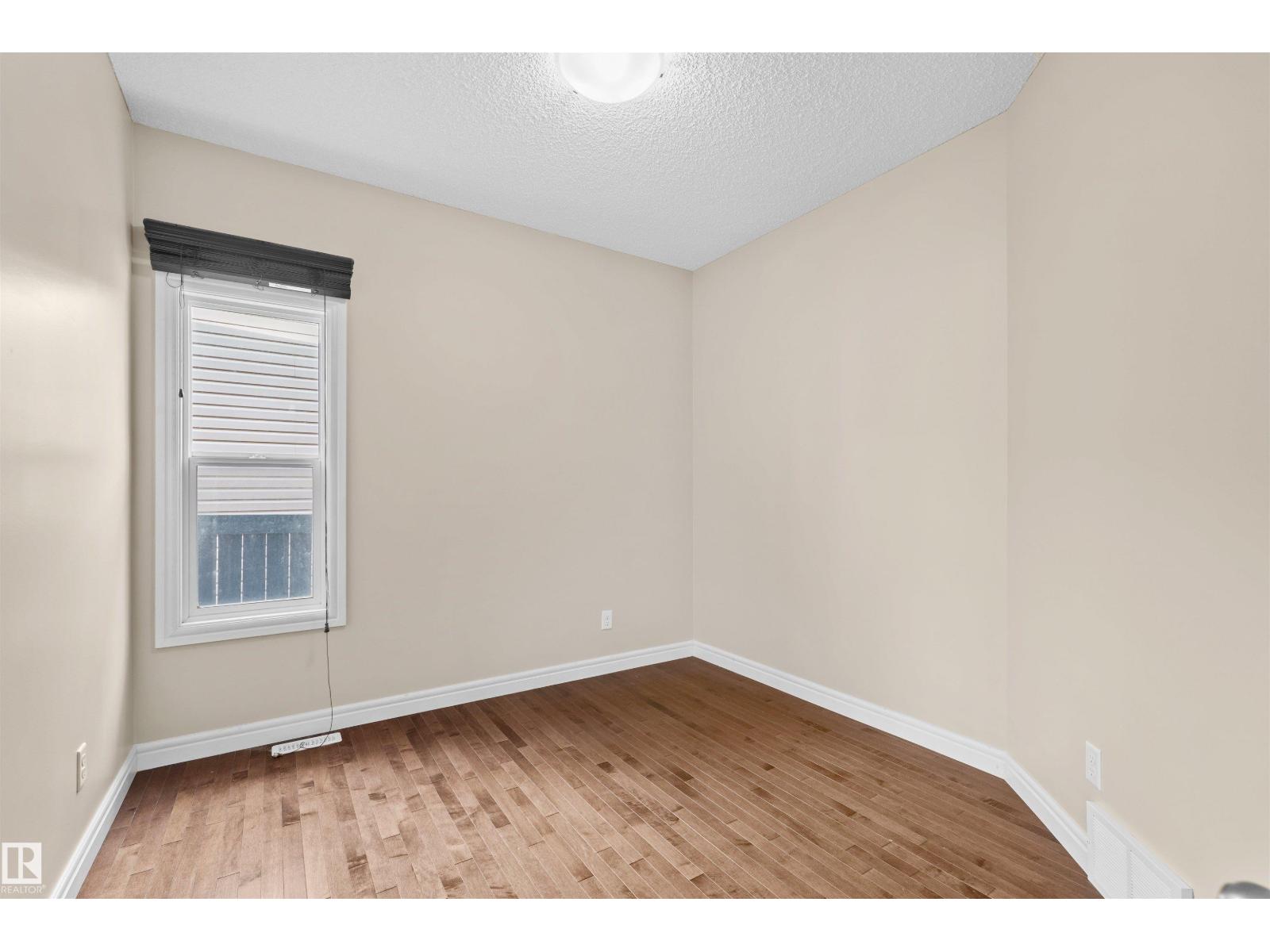 11711 16 Ave SW SW - 22