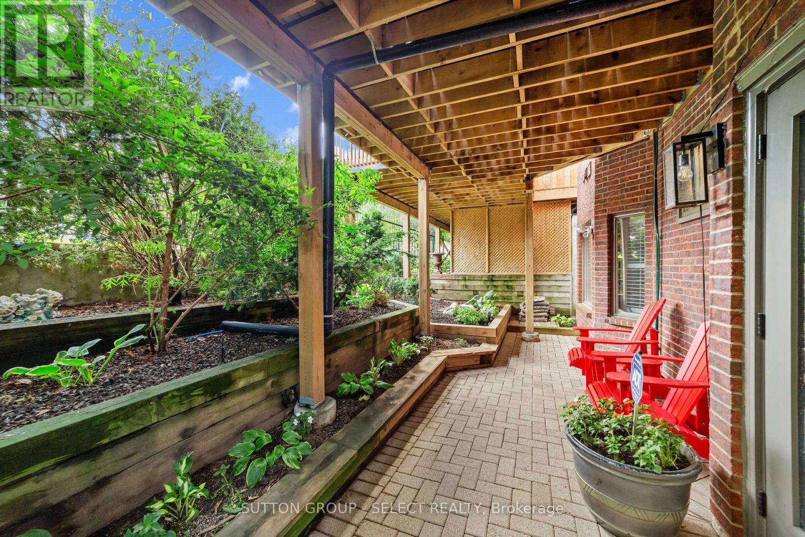 #14 152 ALBERT STREET - 33