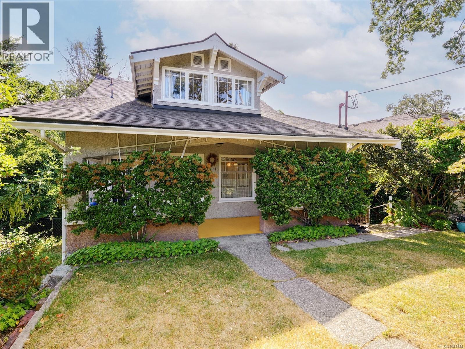 1011 Amphion St, Victoria