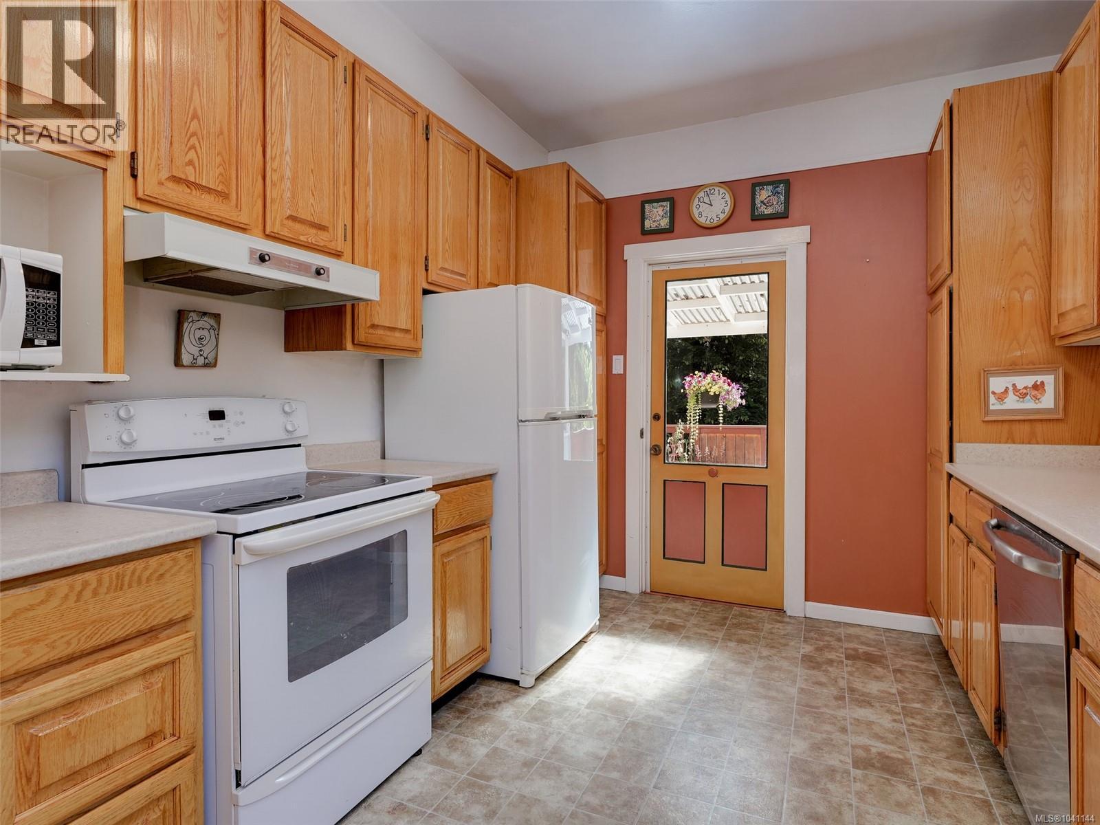 1011 Amphion St, Victoria