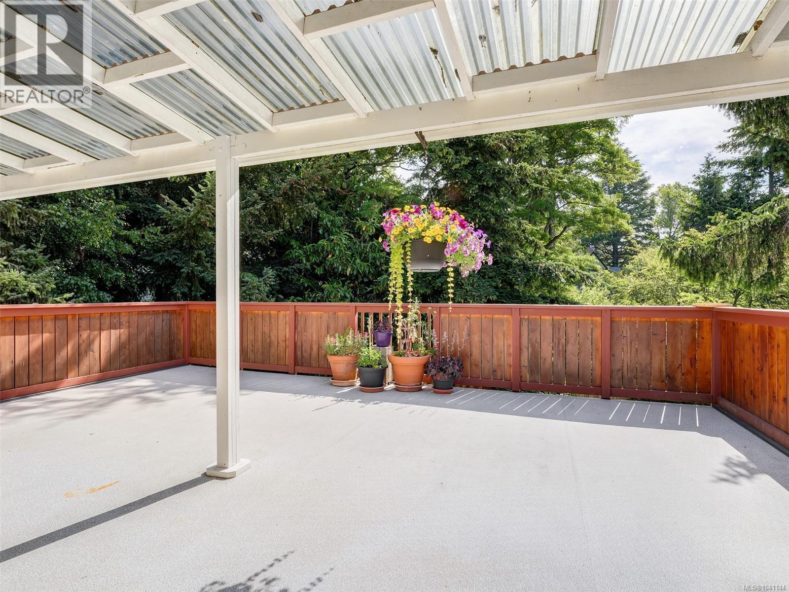 1011 Amphion St, Victoria