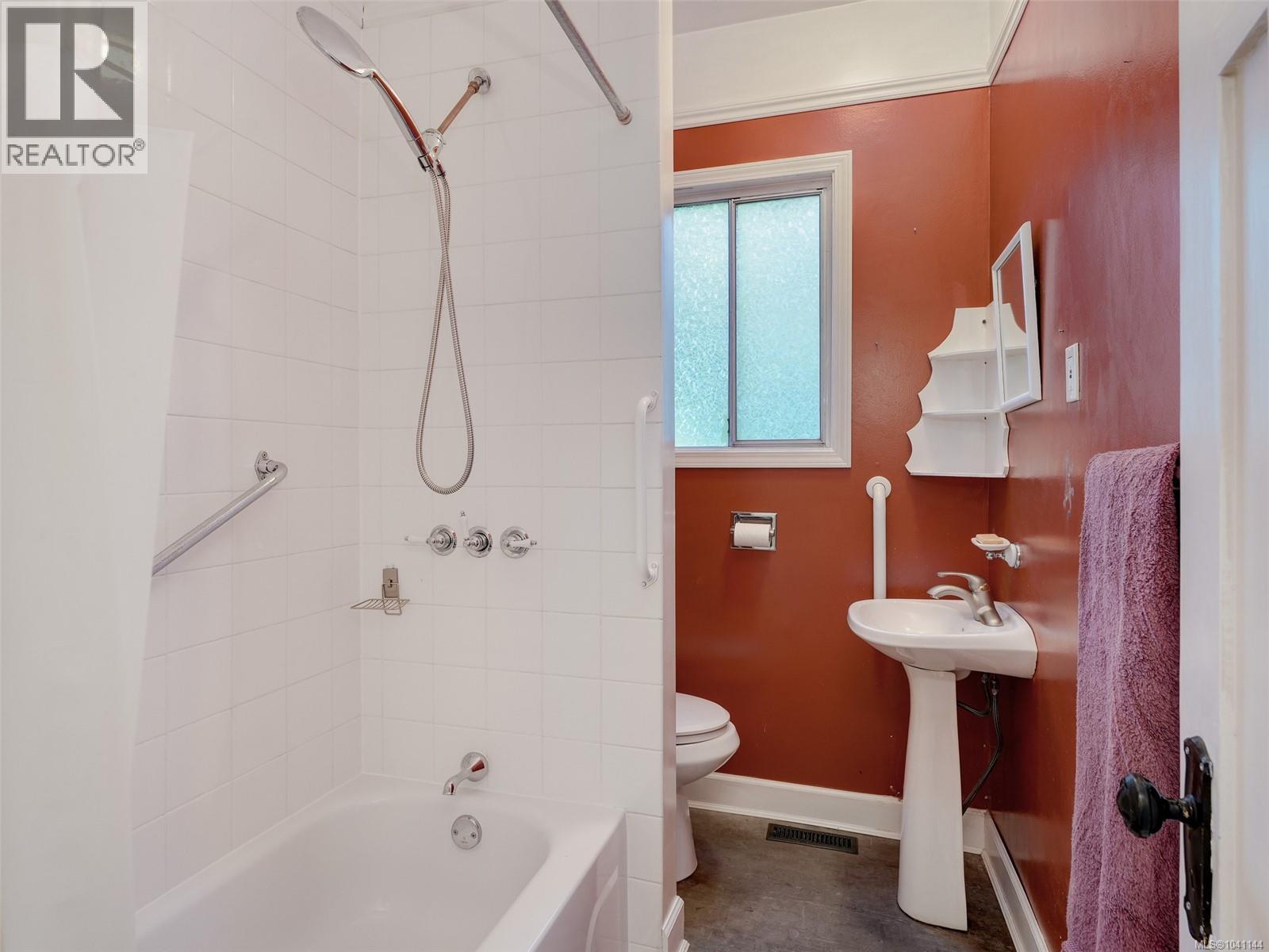 1011 Amphion St, Victoria