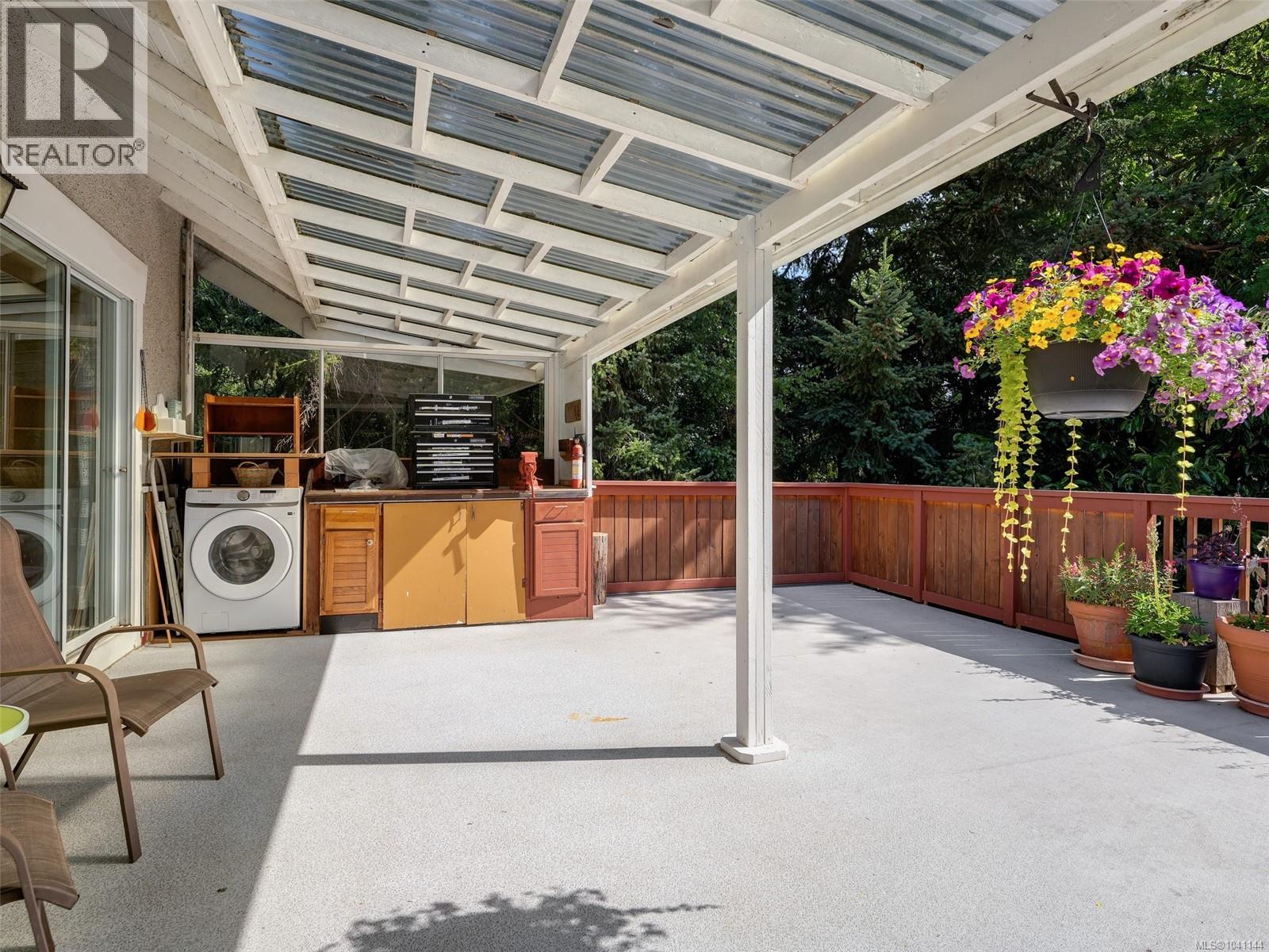 1011 Amphion St, Victoria