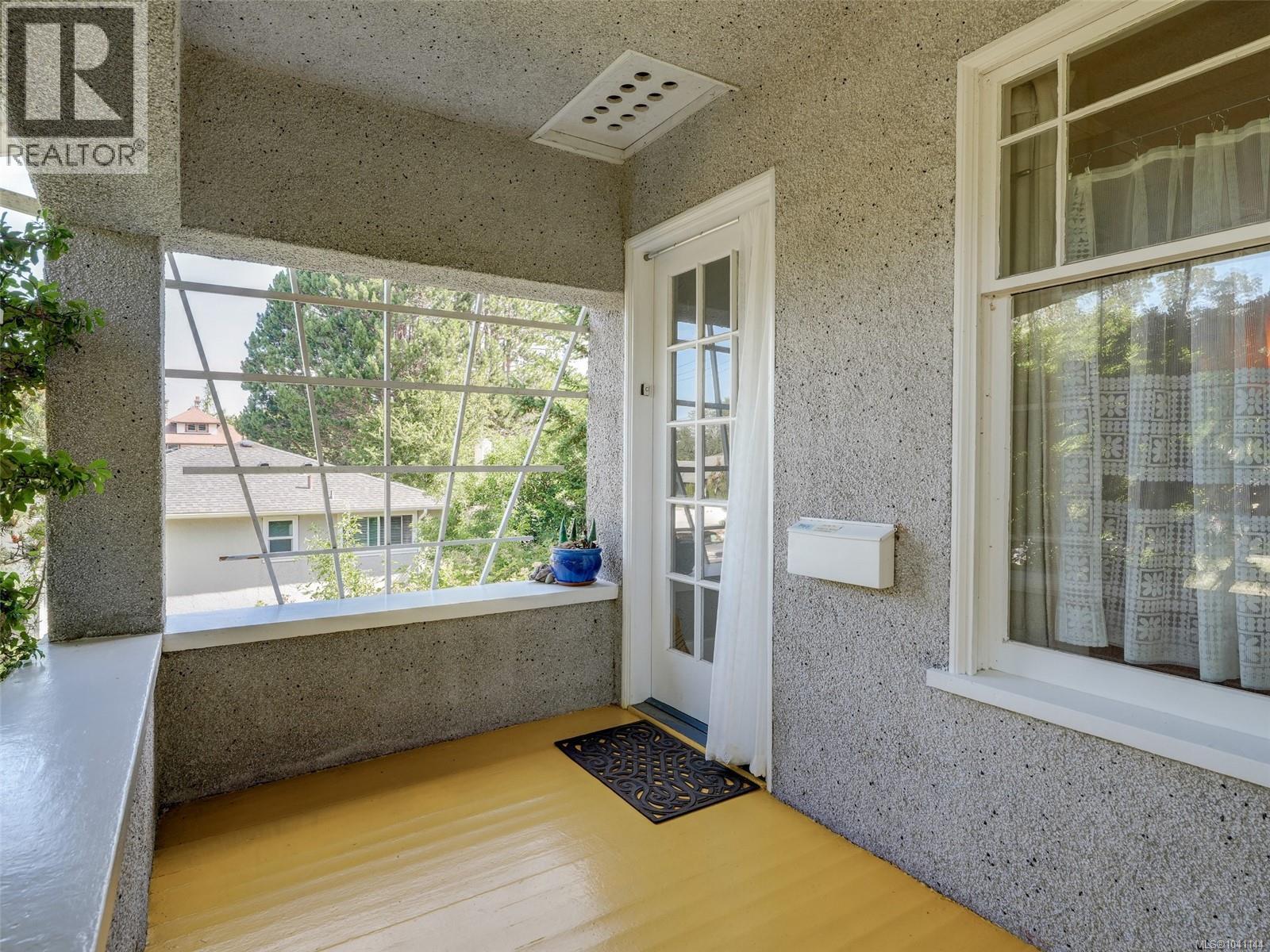 1011 Amphion St, Victoria