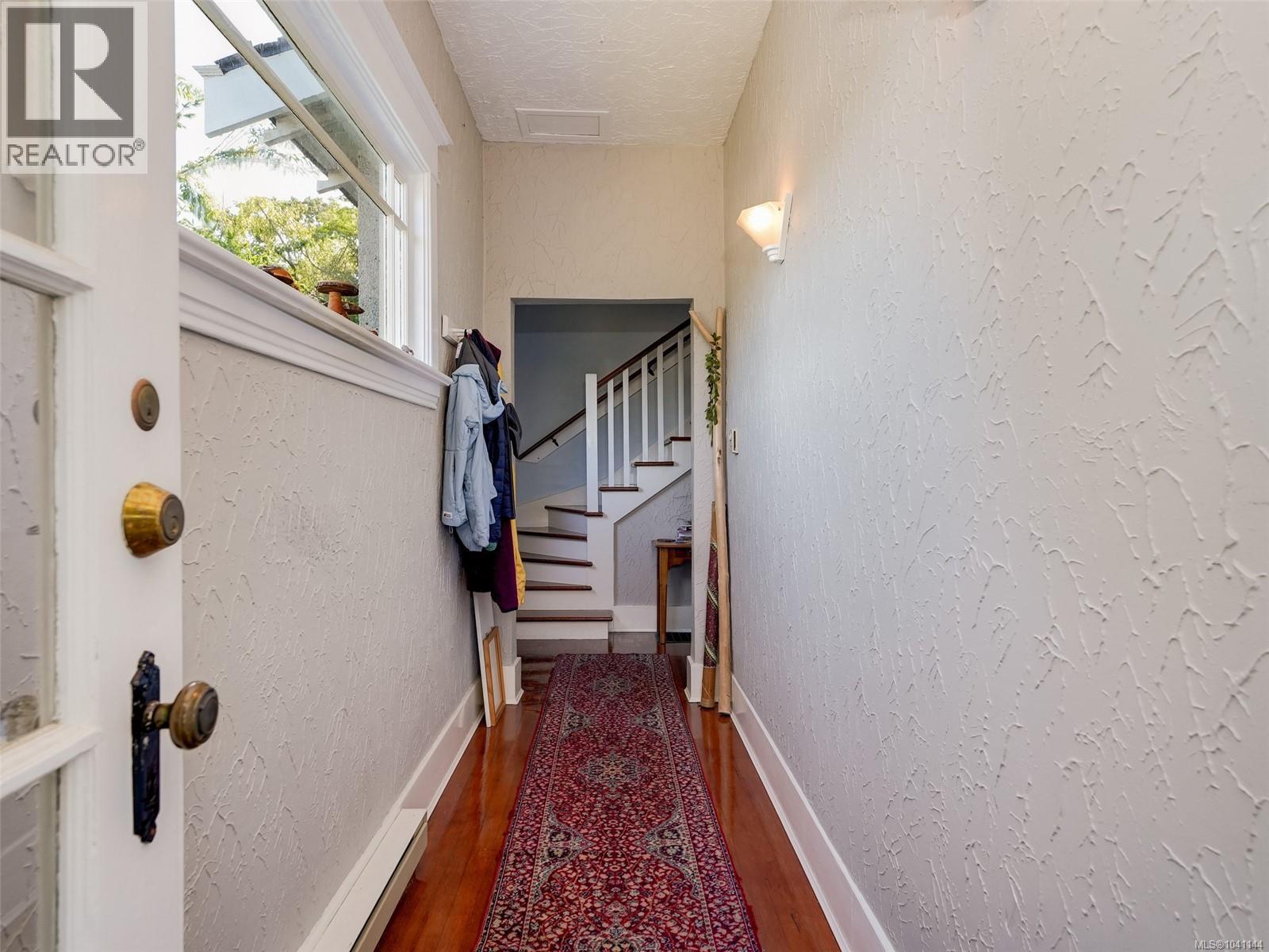 1011 Amphion St, Victoria