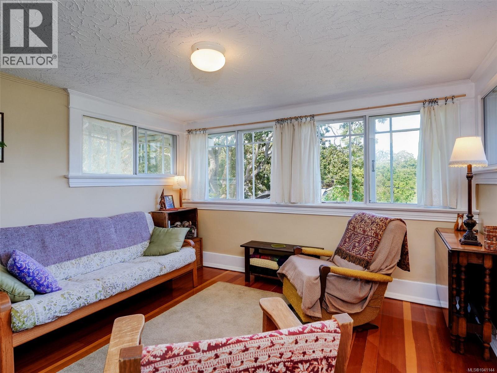 1011 Amphion St, Victoria