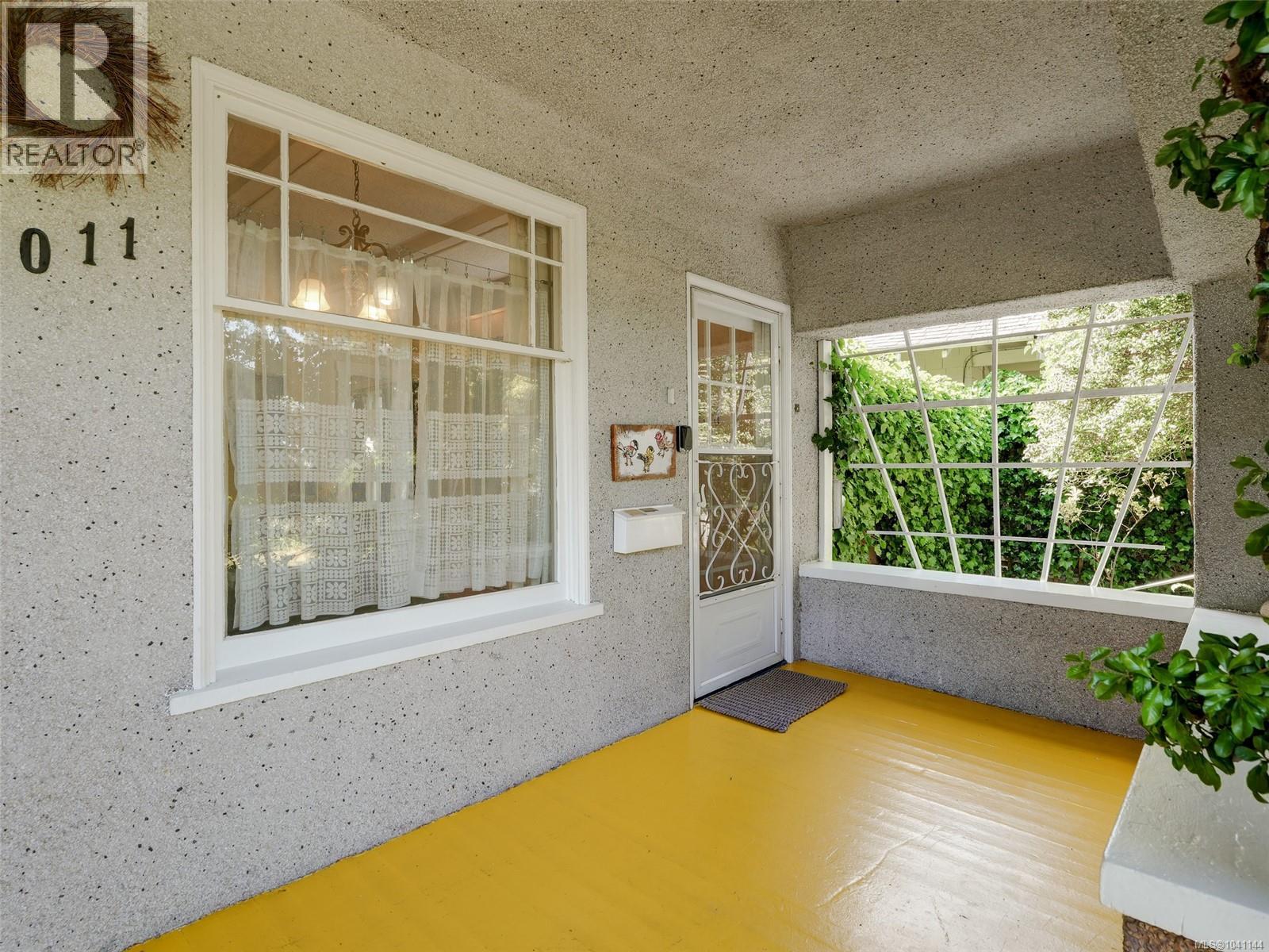 1011 Amphion St, Victoria