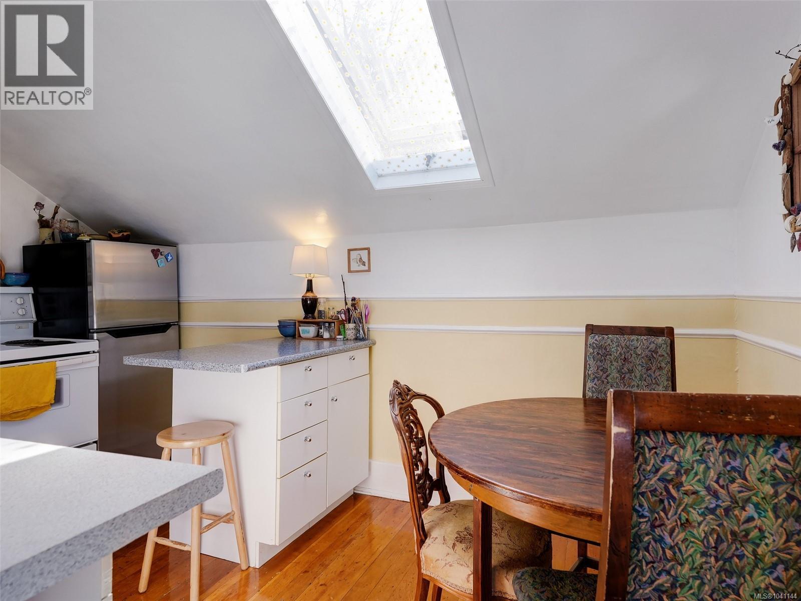 1011 Amphion St, Victoria