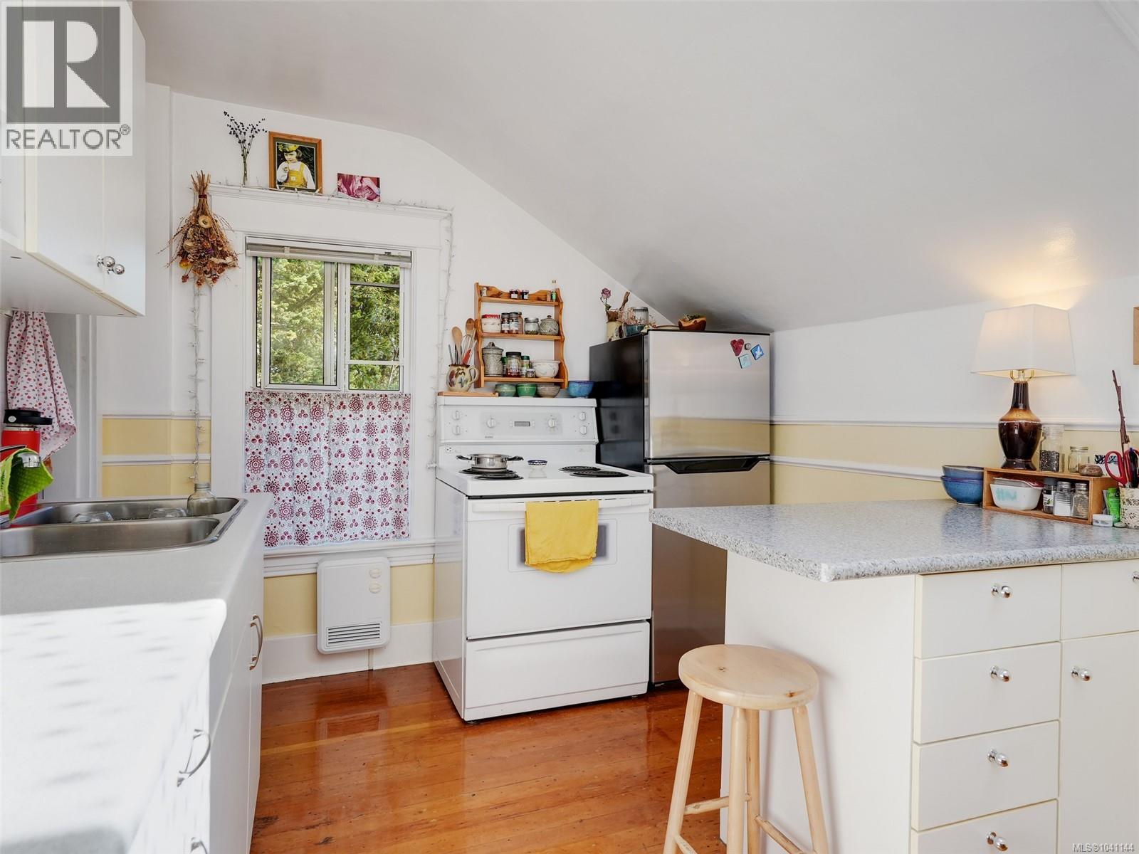 1011 Amphion St, Victoria